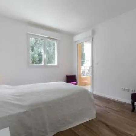 Appartement Modern Spacious 3 Bed 2 Bath In Quiet Residential Area Of Walking Distance To Croisette 1769